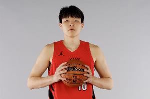 楊瀚森有著開朗的性格 融入新球隊的速度驚人 他有望出戰(zhàn)亞洲杯
