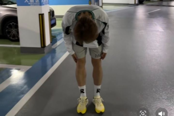 此前涂黑泰達(dá)隊(duì)徽<div   id=