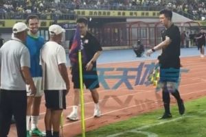 西海岸主場(chǎng)工作人員加時(shí)賽前提前收起角旗桿<div   id=