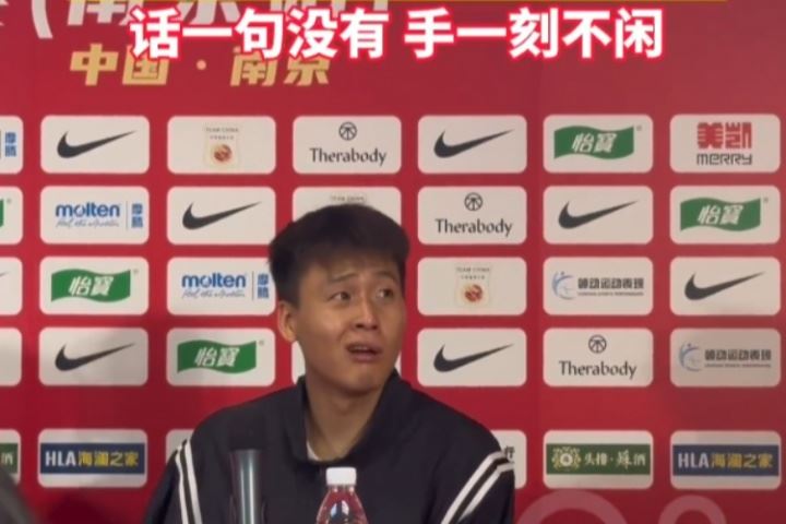 媒體評(píng)趙睿沒(méi)話但手不閑 本人回應(yīng)：我是不該出現(xiàn)在這世界上嗎<div   id=