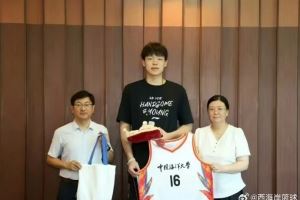 媒體人：楊瀚森來中國(guó)海洋大學(xué)領(lǐng)取自己的本科錄取通知書