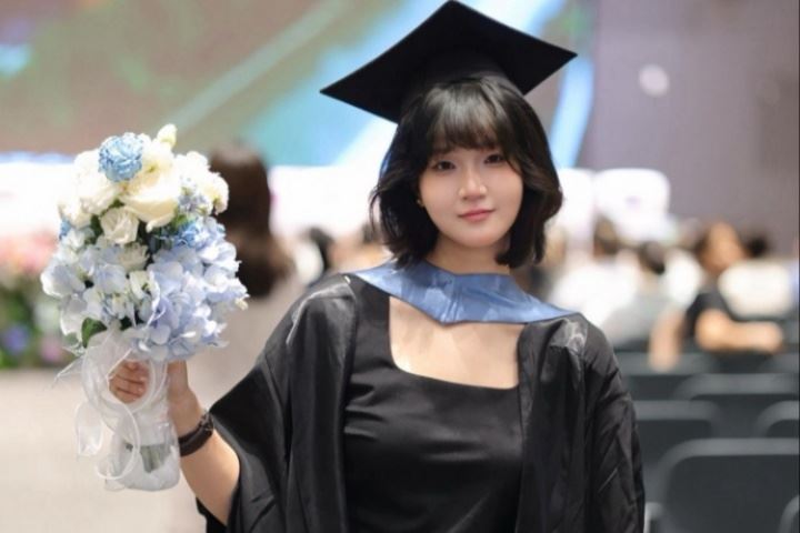 泰山女球迷畢業(yè)典禮上演莫伊塞斯慶祝：喜歡泰山10年<div   id=