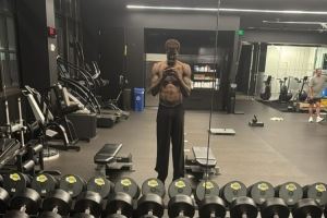 身材不錯????艾頓在湖人訓(xùn)練館自拍 展示上半身肌肉線條