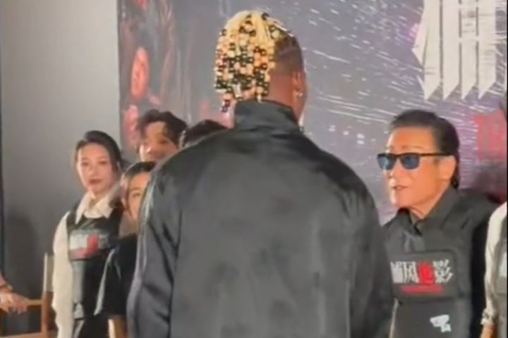 吉米仔vs大D！??巴特勒出席電影宣傳 握手梁家輝