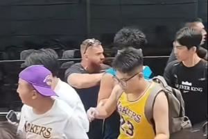 詹姆斯坐車前往交大活動(dòng)現(xiàn)場 球迷在馬路瘋狂追車拍車被保安推開