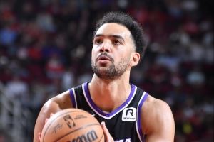 名記:萊爾斯曾是一些NBA球隊(duì)底薪合同選項(xiàng) 但他選了海外豐厚合同