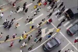 詹姆斯坐車(chē)離開(kāi)交大 球迷爭(zhēng)先恐后沖上前 交警哨子吹冒煙也難阻止