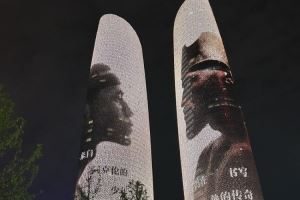 詹姆斯在結(jié)束成都站活動(dòng)后 親自來到成都雙子塔前合影留念
