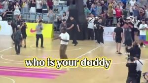 詹姆斯上交活動現(xiàn)場 有球迷喊：Who’s Your Daddy？