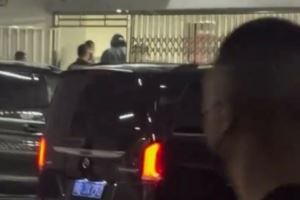 凌晨時(shí)分球迷在成都機(jī)場(chǎng)出口歡迎詹姆斯 酒店地下車(chē)庫(kù)看到詹姆斯
