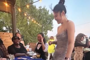 李月汝身著吊帶裙和隊友打德州撲克 佩奇：她把我錢全贏走了